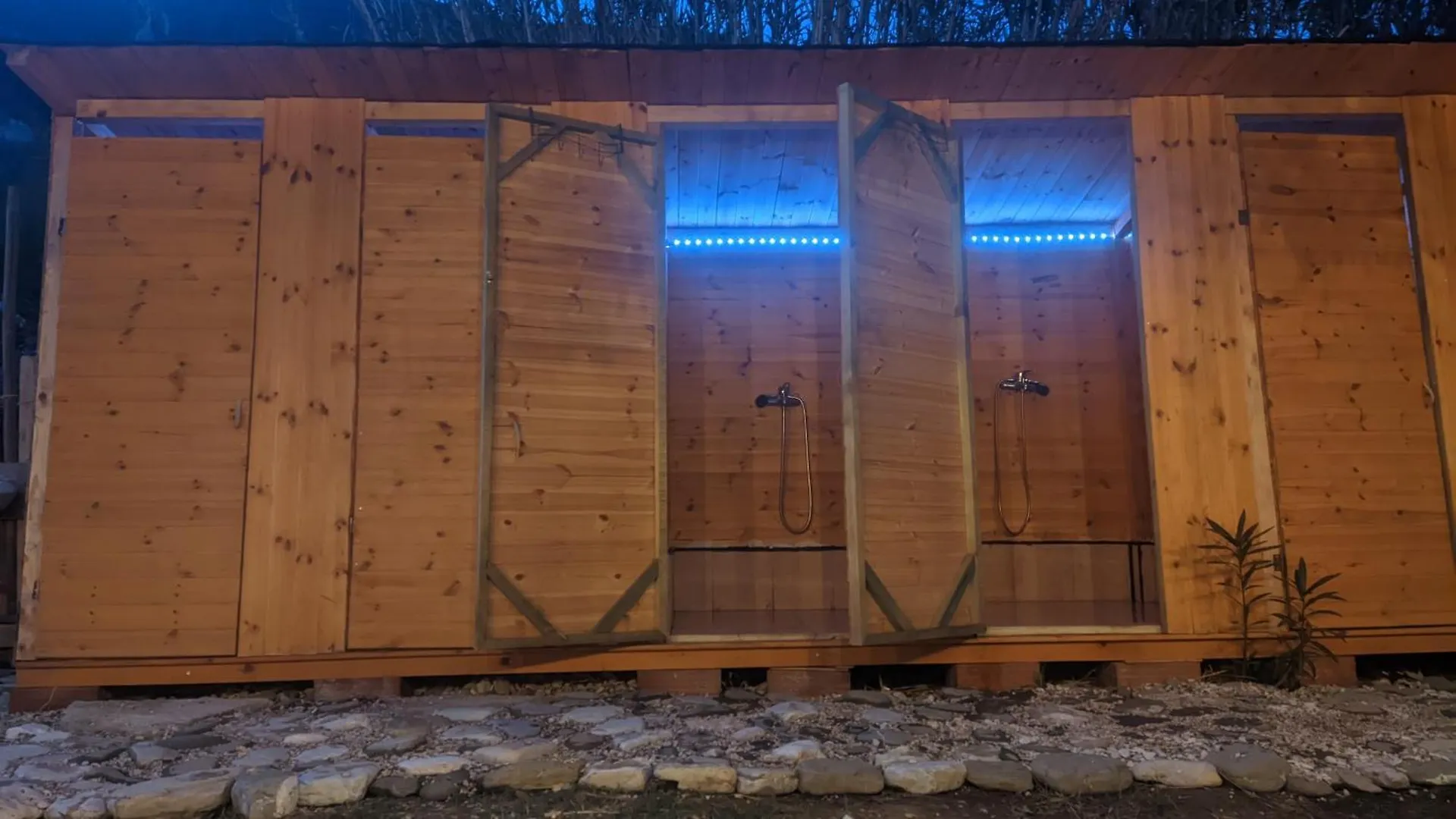 בורש Waveside Camping אתר קמפינג